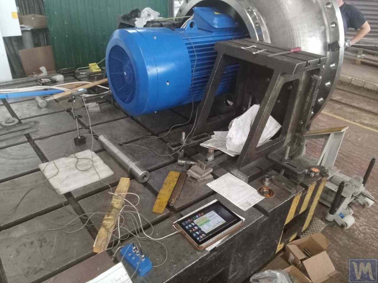 Uravnoteženje industrijskega ventilatorja: nameščeni senzorji vibracij, laserski tahometer, tablica z diagnostično programsko opremo